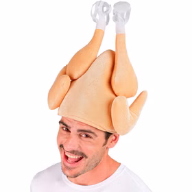 Mann trägt den lustigen Brathähnchen Hut mit hochstehenden Keulen als witziges Zubehör für Grillparty, Männertag und Fasching.