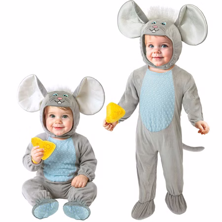 Mäuschen Kostüm Jona für Kleinkinder in zwei Posen mit grauem Overall, großen Ohren, blauem Bauch, Schwanz und Käsestück. Maus Kostüm Jona Kleinkinder