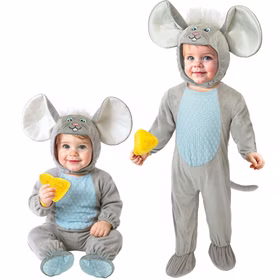 Mäuschen Kostüm Jona für Kleinkinder in zwei Posen mit grauem Overall, großen Ohren, blauem Bauch, Schwanz und Käsestück. Maus Kostüm Jona Kleinkinder