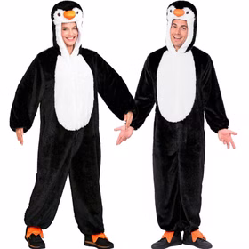 Pinguin Kostüm Piet als Unisex Plüsch-Overall an Dame und Herrn mit weißem Bauch, Tierkapuze und orangefarbenen Füßen.