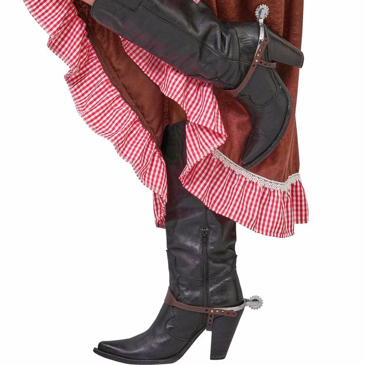 Cowboy Stiefelsporen Silber Erwachsene Western Stiefelsporen in Silber mit braunen Riemen an schwarzen Cowboy Stiefeln als Accessoire für Western- und Saloon-Kostüme.