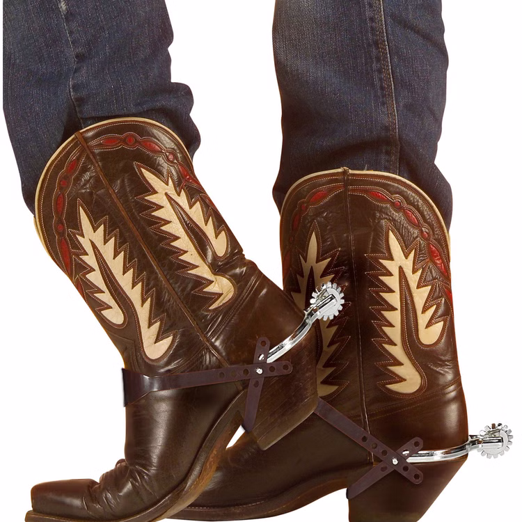 Western Kostüm Sporen Cowboy Stiefel Silberne Cowboy Sporen mit verstellbaren braunen Riemen an klassischen Westernstiefeln für Cowboy-, Rancher- und Sheriff-Kostüme.
