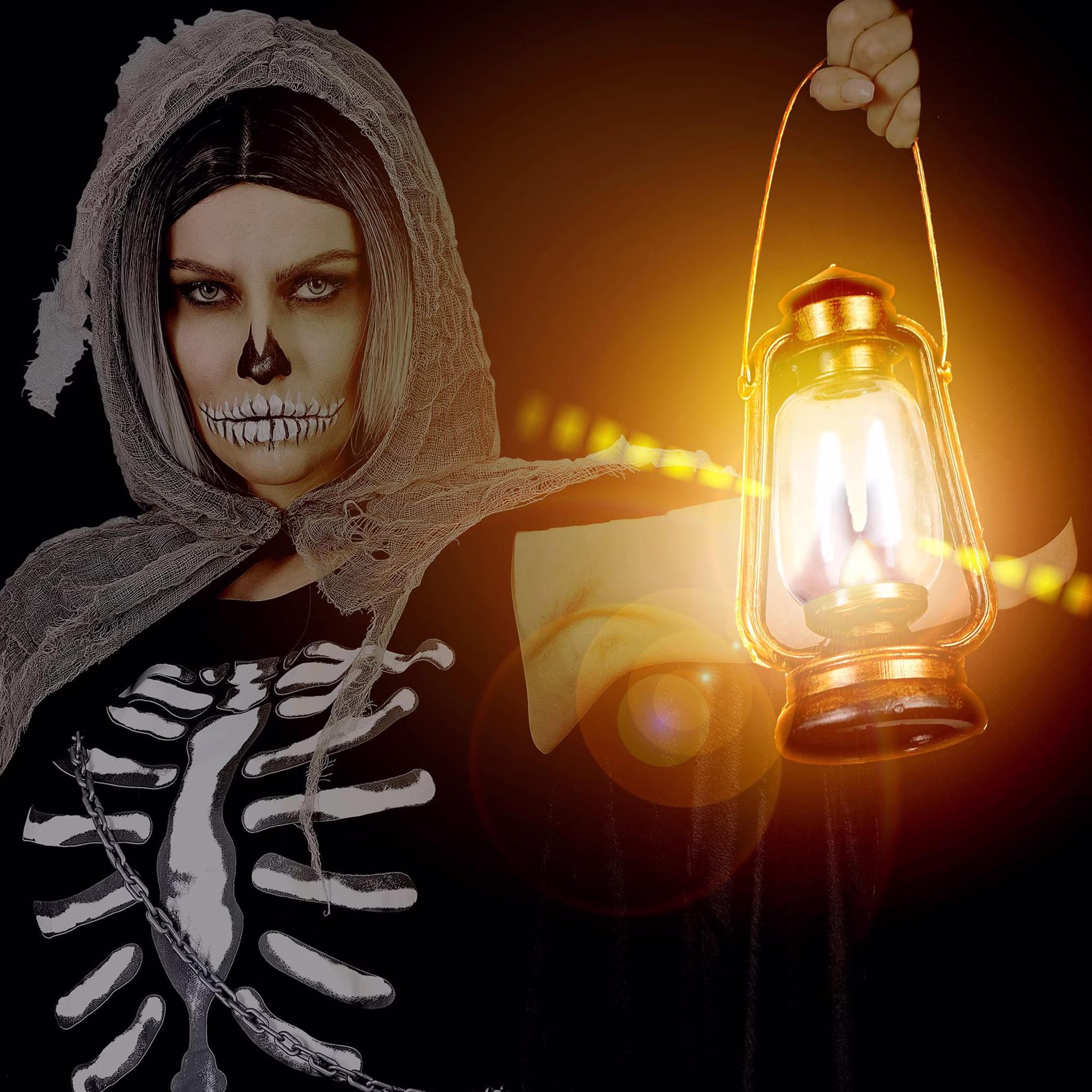 Flackernde LED Laterne als Halloween Kostüm-Zubehör mit Skelett-Verkleidung und stimmungsvollem warmem Licht