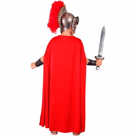 Römer Kostüm Kinder Marcus von hinten mit langem rotem Umhang, Armschonern und Römerhelm mit auffälligem rotem Federkamm.