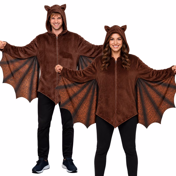 Fledermaus Nox Kostüm Unisex Damen Herren Dame und Herr im braunen Fledermaus Kostüm Nox mit Kapuze und weit ausgebreiteten braun-schwarzen Flügeln. Hinweis: KI generiertes Bild