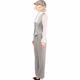 Seitenansicht des grauen 20er Jahre Damenkostüms mit Weste, weiter Hose und Schiebermütze im klassischen Vintage Gangster Look.
