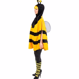 Seitenansicht des Bienenkostüms Mika mit gelb-schwarzem Poncho, schwarzer Fühler-Kapuze und transparentem Flügel am Rücken.