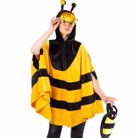 Dame im gelb-schwarzen Bienenkostüm Mika mit weitem Poncho, schwarzer Kapuze, Fühlern und auffälligem Streifendesign.
