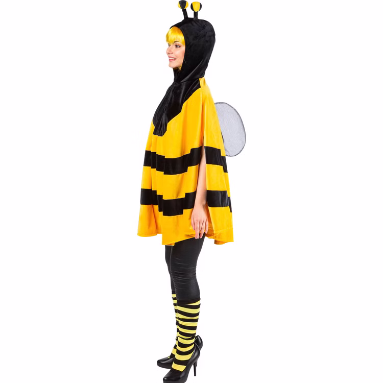 Bienenkostüm Mika Poncho Damen Seitenansicht Seitenansicht des Bienenkostüms Mika mit gelb-schwarzem Poncho, schwarzer Fühler-Kapuze und transparentem Flügel am Rücken.