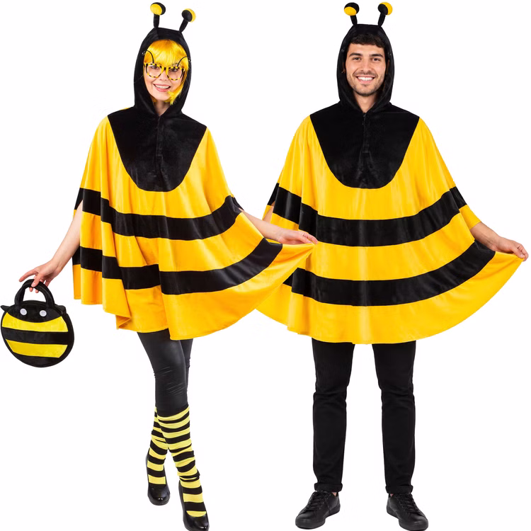 Bienenkostüm Mika Unisex Damen Herren Frau und Mann tragen das gelb-schwarze Bienenkostüm Mika als Poncho mit Kapuze und Fühlern und zeigen den Unisex-Look. Hinweis: KI generiertes Bild