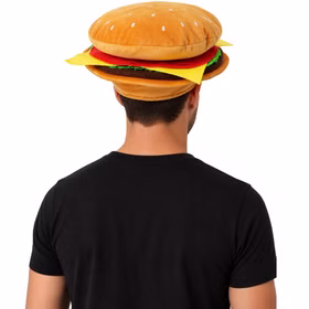 Burger Hut Cheeseburger Herren Rückansicht Rückansicht eines Mannes mit plüschigem Cheeseburger-Hut mit sichtbarem Brötchen, Käse, Tomate und Salat auf weißem Hintergrund. Hinweis: KI generiertes Bild