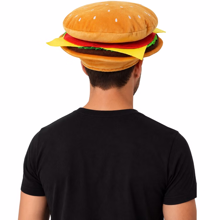 Burger Hut Cheeseburger Herren Rückansicht Rückansicht eines Mannes mit plüschigem Cheeseburger-Hut mit sichtbarem Brötchen, Käse, Tomate und Salat auf weißem Hintergrund. Hinweis: KI generiertes Bild