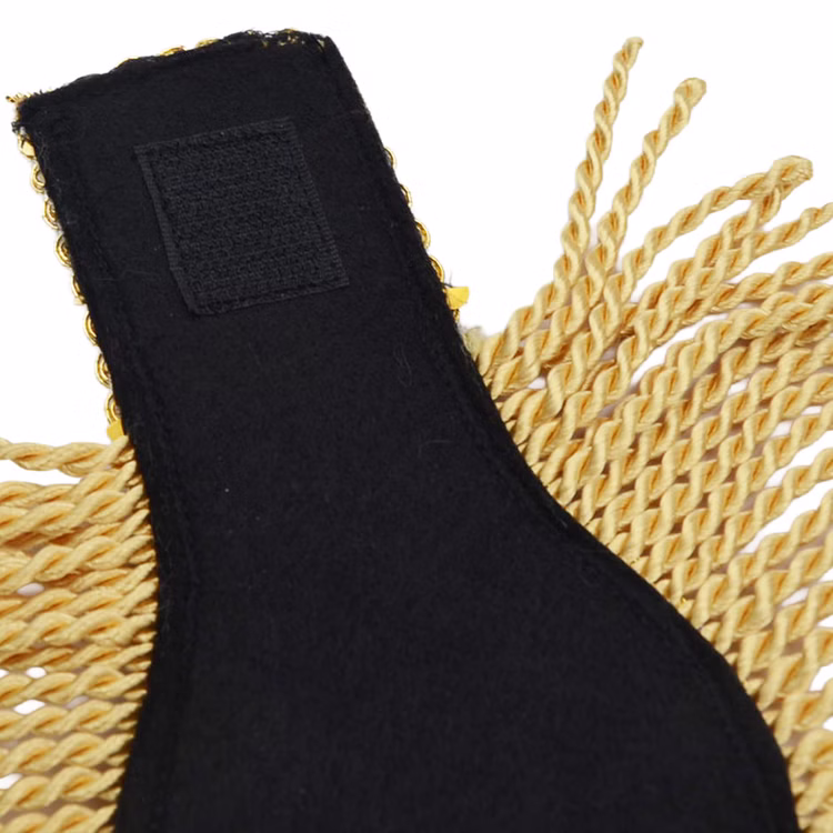 Epauletten schwarz gold Klettverschluss Rückseite Rückseite der schwarz-goldenen Epaulette mit schwarzer Stoffunterseite und Klettverschluss zur Befestigung an Kostümjacken.