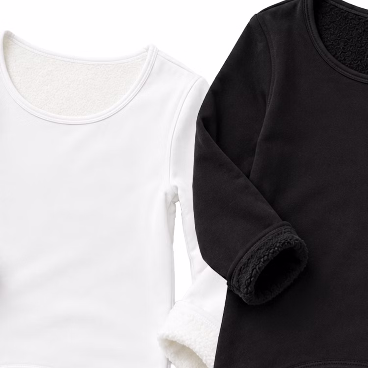 Thermobody Damen Weiß und Schwarz mit Innenfutter Detail Weißer und schwarzer Thermobody im Detail mit sichtbar weichem Innenfutter an Ausschnitt und Ärmel als wärmende Unterziehkleidung.