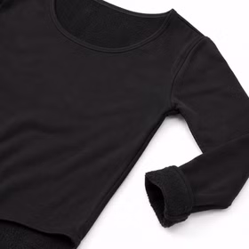 Thermobody Damen Schwarz Innenfutter Detail Detailansicht des schwarzen Thermobodys mit sichtbar weichem Innenfutter am Ärmel und Ausschnitt für zusätzliche Wärme im Winter.