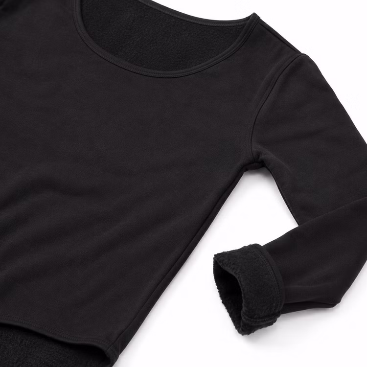 Thermobody Damen Schwarz Innenfutter Detail Detailansicht des schwarzen Thermobodys mit sichtbar weichem Innenfutter am Ärmel und Ausschnitt für zusätzliche Wärme im Winter.