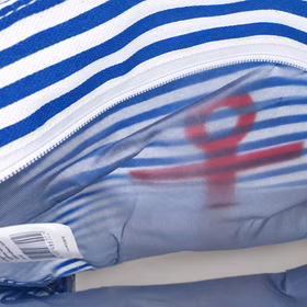 Matrosen Tasche Innenfutter Reissverschluss Anker Motiv Blick in die blau-weiß gestreifte Matrosen-Tasche mit geschlossenem Innenfutter, Reißverschluss und durchscheinendem Anker-Motiv.