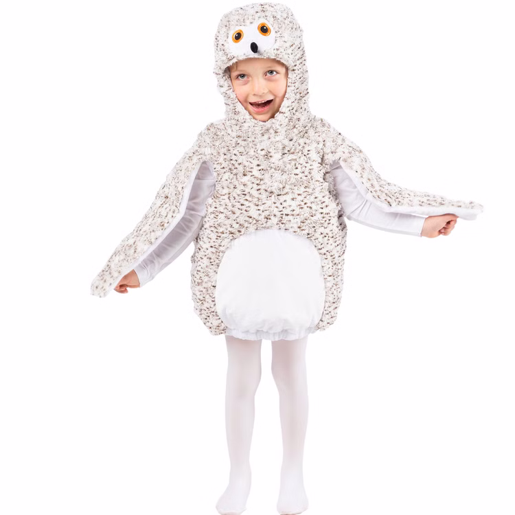 Eulen Kostüm Schneeeule Rosalie Kinder Vorderansicht Kind im weißen Schneeeulen Kostüm Rosalie mit flauschiger Kapuze, großen Eulenaugen, weißem Bauch und ausgebreiteten Flügeln.