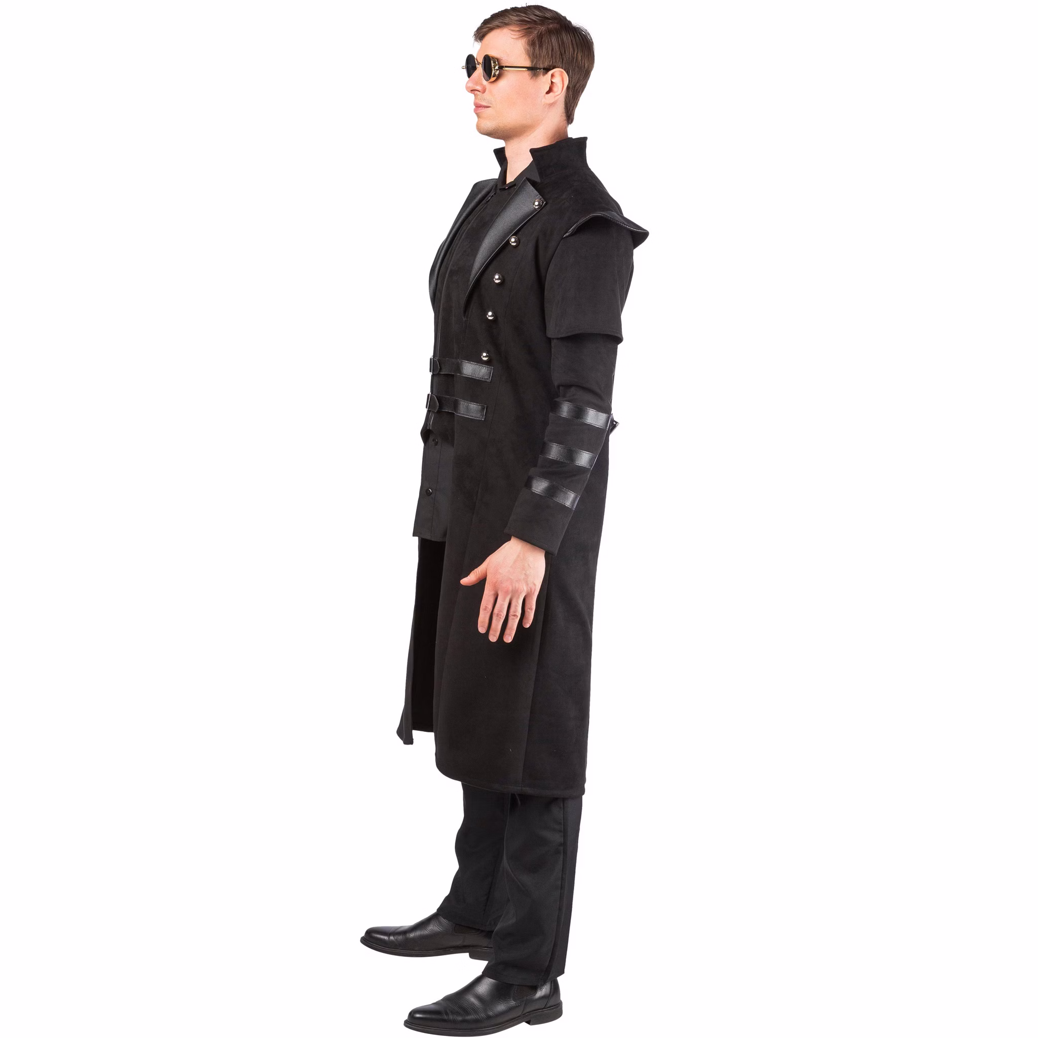 Steampunk Mantel Herren Schwarz Seitenansicht Seitenansicht des schwarzen Steampunk Mantels für Herren mit hohem Kragen, Schulterpartie, Schnallen und dekorativen Ärmelbändern.