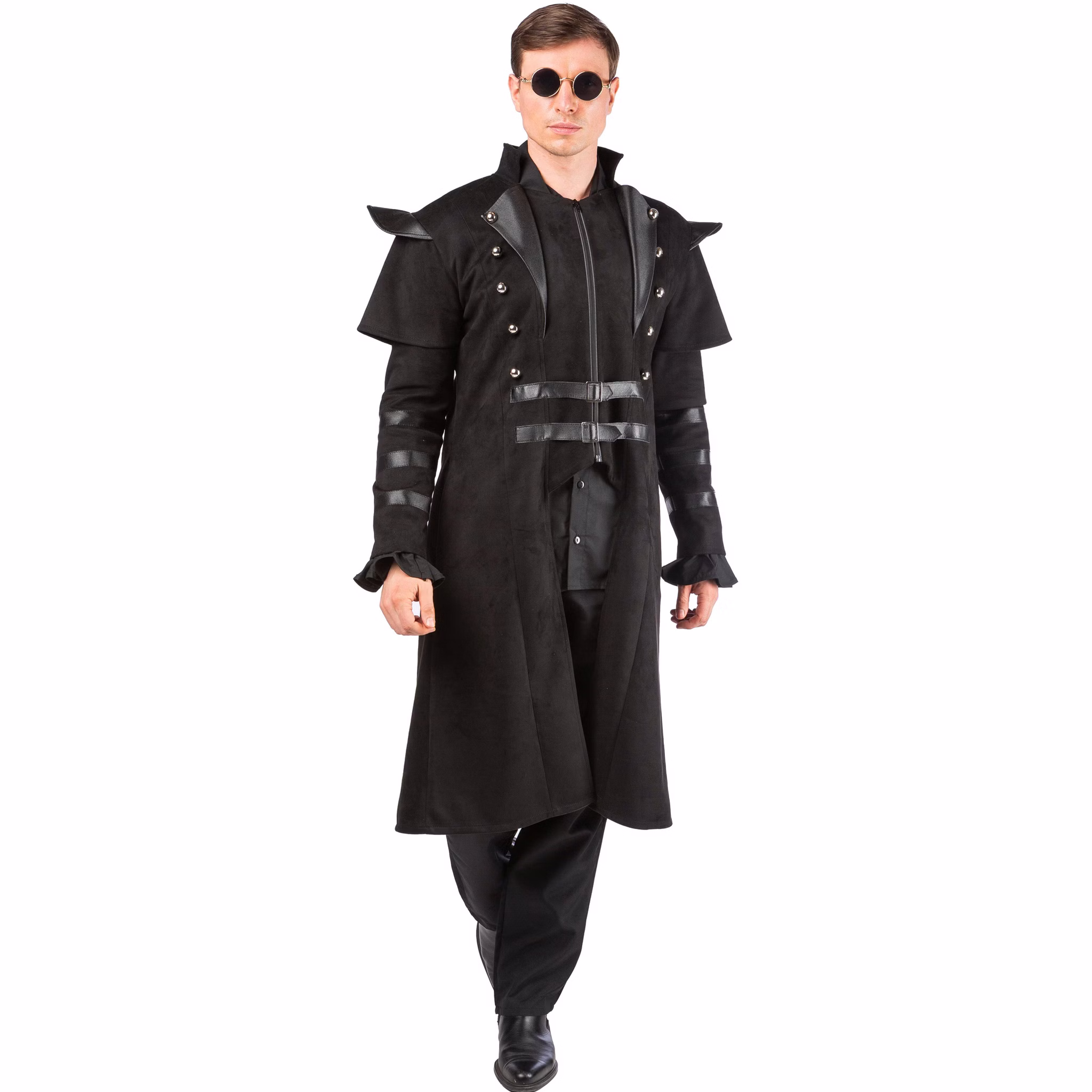 Cyberpunk Gothic Mantel Herren Schwarz LARP Uniform Schwarzer Gothic Mantel für Herren in Vorderansicht mit hohem Kragen, Schulterdetails, Schnallen und silbernen Zierknöpfen.