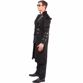 Steampunk Mantel Herren Schwarz Seitenansicht Seitenansicht des schwarzen Steampunk Mantels für Herren mit hohem Kragen, Schulterpartie, Schnallen und dekorativen Ärmelbändern.