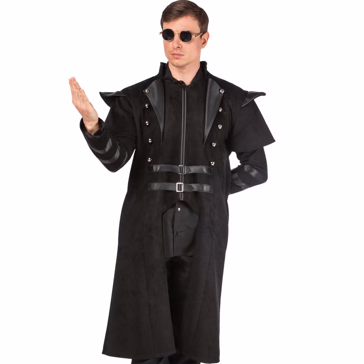 Steampunk Kostüm Schwarzer Gothic Mantel Herren Vorderansicht Schwarzer Herrenmantel im Steampunk- und Cyberpunk-Stil mit hohem Kragen, Schulterdetails, Schnallen und silbernen Zierknöpfen.