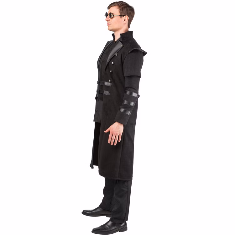Steampunk Mantel Herren Schwarz Seitenansicht Seitenansicht des schwarzen Steampunk Mantels für Herren mit hohem Kragen, Schulterpartie, Schnallen und dekorativen Ärmelbändern.