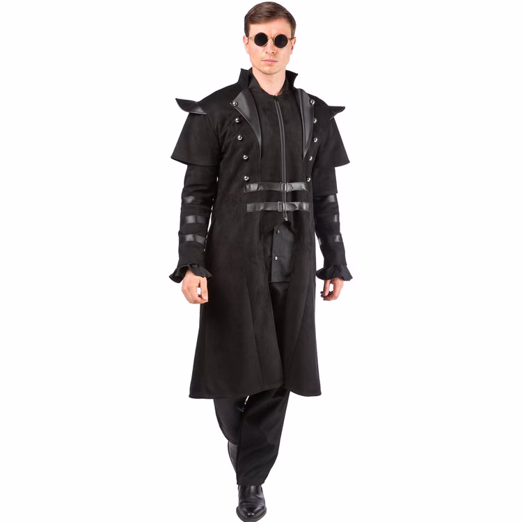 Cyberpunk Gothic Mantel Herren Schwarz LARP Uniform Schwarzer Gothic Mantel für Herren in Vorderansicht mit hohem Kragen, Schulterdetails, Schnallen und silbernen Zierknöpfen.