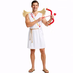 Amor Kostüm Valentin Herren Mit Pfeil Und Bogen Mann im weißen Amor Kostüm mit goldenen Flügeln und Schärpe „Love at First Shot“, dazu roter Pfeil und Bogen in der Hand.