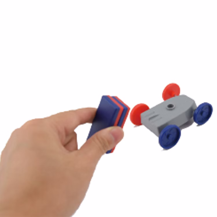 Magnetismus Experiment Magnetauto Magnetisches Spielzeugauto wird mit einem Magneten berührungslos bewegt und demonstriert Anziehung und Abstoßung von Magneten.