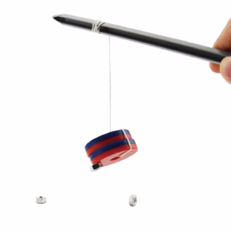 Magnetismus Experiment Magnetangeln Magnetangel-Experiment mit Magneten an einer Schnur zum spielerischen Erforschen magnetischer Anziehungskräfte für Kinder.