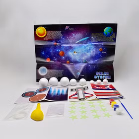 Universum Bastelset Inhalt und Zubehör Lieferumfang des Universum Bastelsets mit Sonnensystem-Poster, Bastelkugeln, Farben, Pinsel, Vorlagen, Sternen und Zubehör