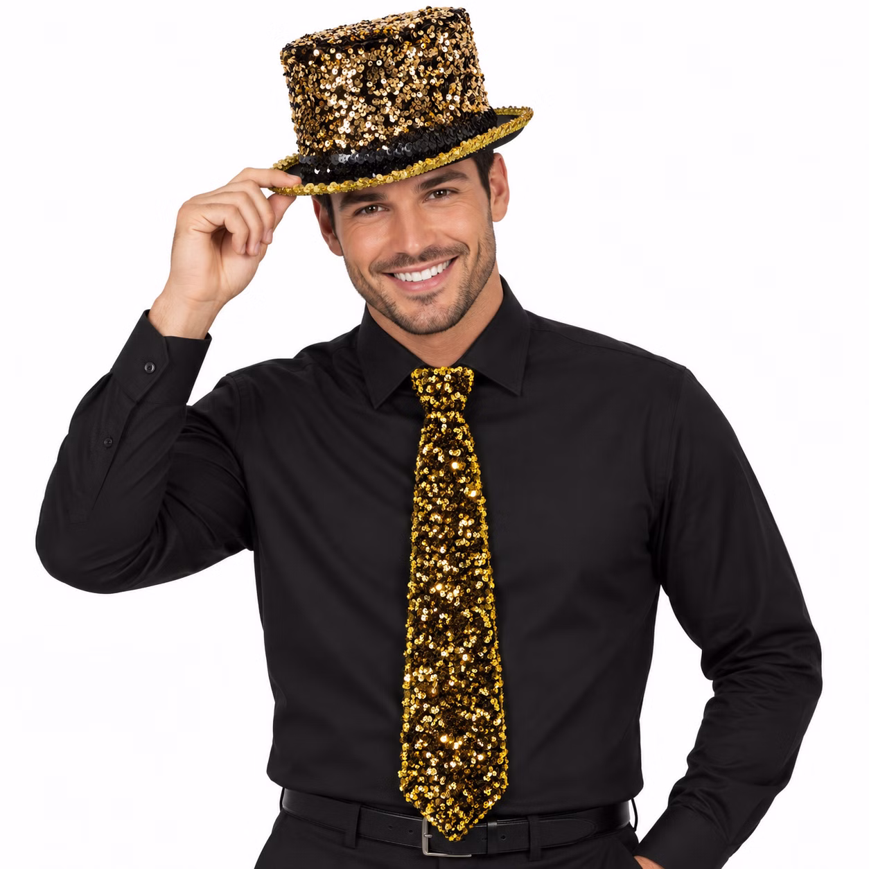 Lächelnder Mann mit goldfarbenem Pailletten-Zylinder und goldener Pailletten-Krawatte zu einem schwarzen langärmligen Hemd. Hinweis: KI generiertes Bild
