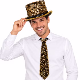 Lächelnder Mann mit weißem Hemd trägt goldenen Pailletten-Zylinder und goldene Pailletten-Krawatte als festliches Party-Set. Hinweis: KI generiertes Bild