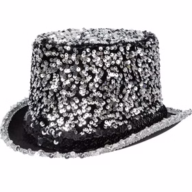 Pailletten Zylinder Silber Detailansicht Silberner Pailletten-Zylinder mit schwarzem Hutband und glitzernd eingefasster Krempe als Kostüm-Zubehör auf weißem Hintergrund.
