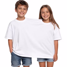 Zwei Kinder tragen gemeinsam ein weißes Doppel-T-Shirt für 2 Personen, Einheitsgröße für Kinder von ca. 8 bis 12 Jahren. Hinweis: KI generiertes Bild