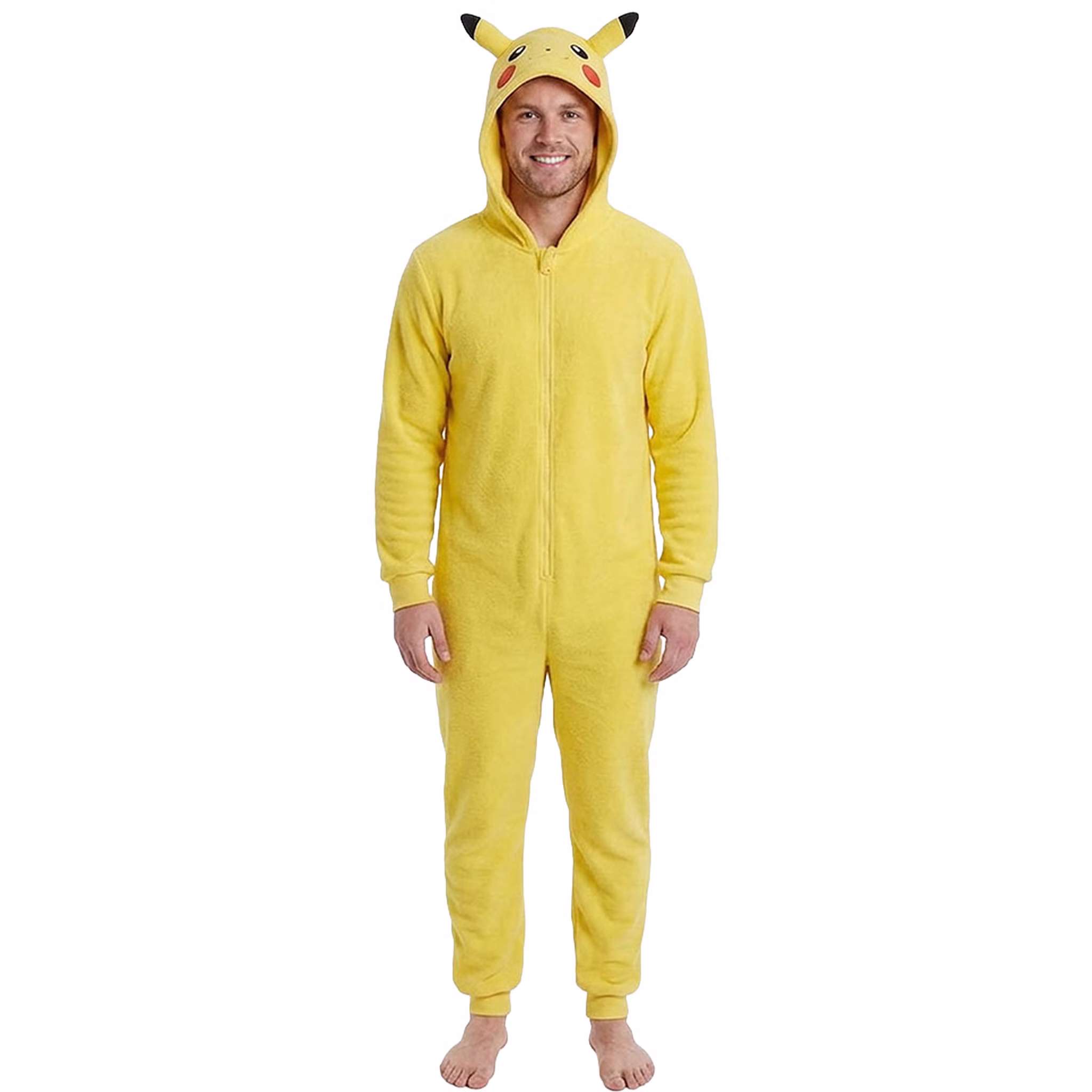 Pokémon Pikachu Kostüm Erwachsene Gelber Plüsch Overall Mann trägt einen gelben Pokémon Pikachu Plüsch-Overall mit Kapuze, schwarzen Ohrspitzen und roten Wangen.