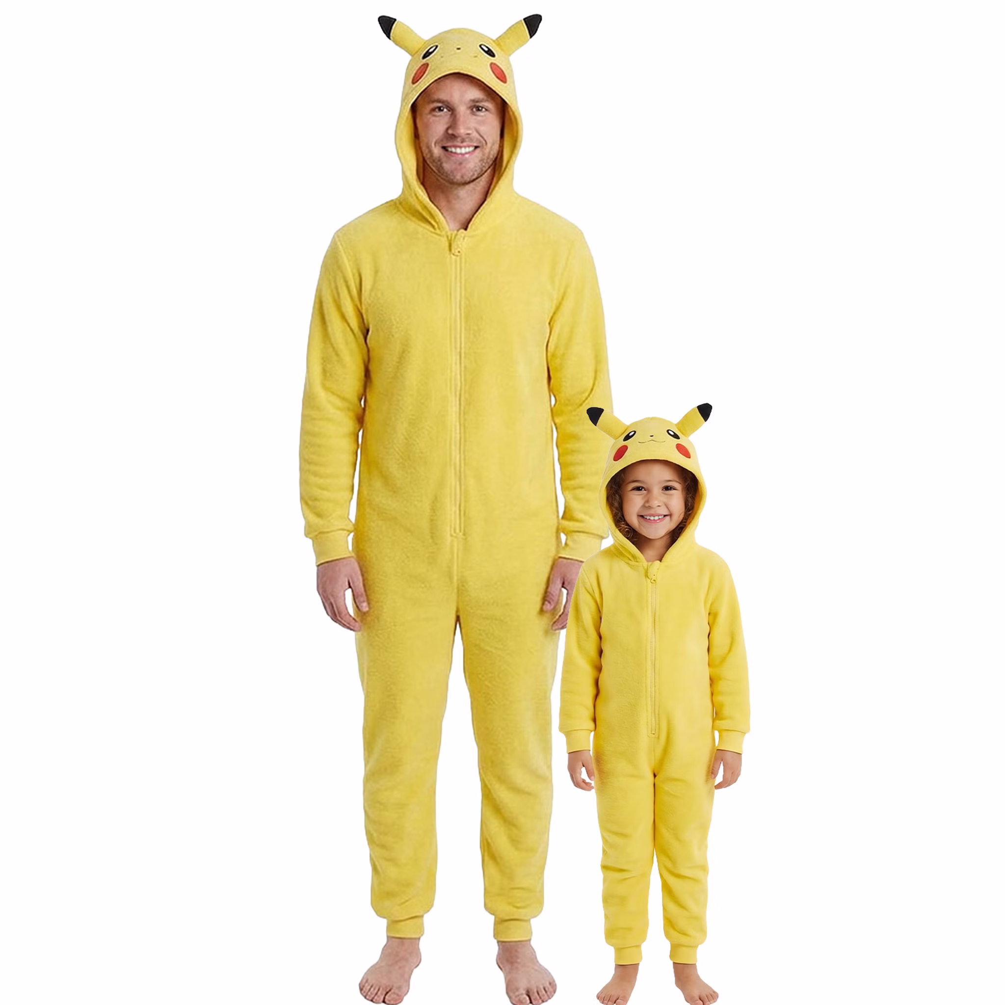Pokémon Pikachu Kostüm Erwachsene Kinder Familienkostüm Erwachsener und Kind tragen gemeinsam gelbe Pokémon Pikachu Plüsch-Overalls mit Kapuze als Familienkostüm.