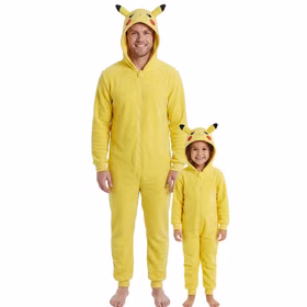 Erwachsener und Kind tragen gemeinsam gelbe Pokémon Pikachu Plüsch-Overalls mit Kapuze als Familienkostüm.