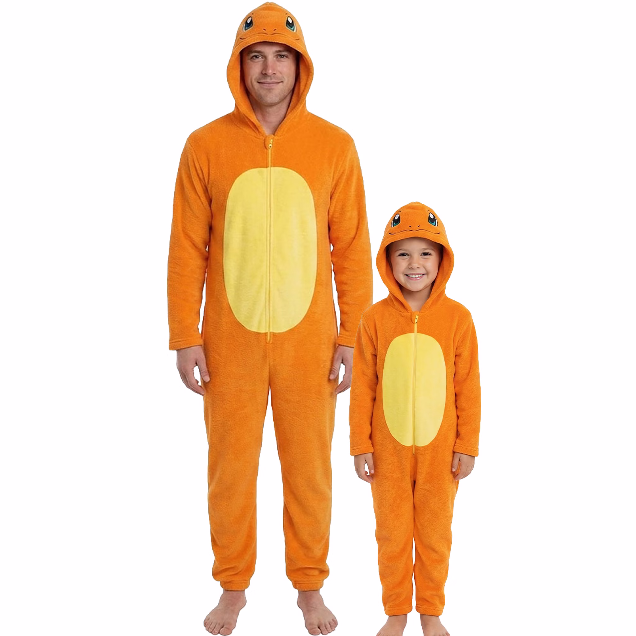 Pokémon Glumanda Kostüm Erwachsene Kinder Familienkostüm Erwachsener und Kind tragen gemeinsam orangefarbene Pokémon Glumanda Plüsch-Overalls mit gelbem Bauchbereich und Kapuze.