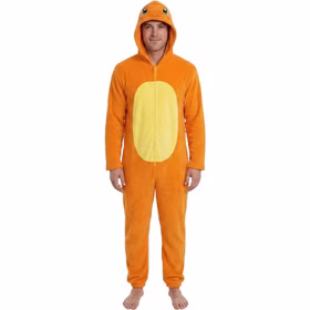 Mann trägt einen orangefarbenen Pokémon Glumanda Plüsch-Overall mit gelbem Bauchbereich und Kapuze mit Glumandas Gesicht.