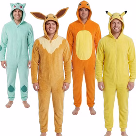 Vier Männer präsentieren Pokémon Plüsch-Overalls als Bisasam, Evoli, Glumanda und Pikachu in verschiedenen Farben.