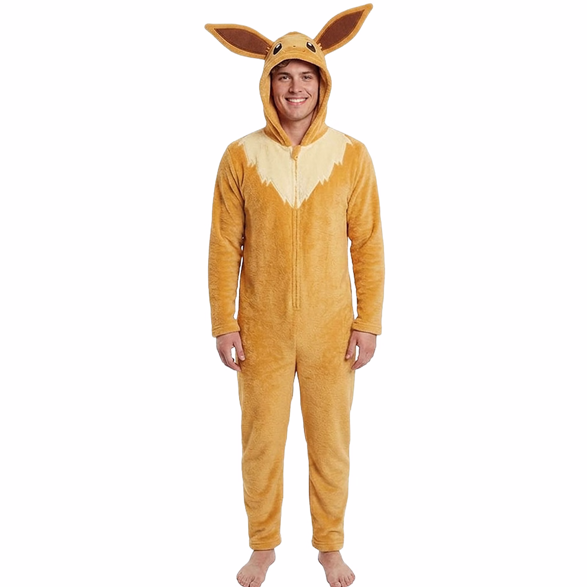 Pokémon Evoli Kostüm Erwachsene Gelb Ocker Plüsch Overall Mann trägt einen gelb-ockerfarbenen Pokémon Evoli Plüsch-Overall mit heller Brustpartie und Kapuze mit langen Ohren.