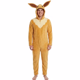 Mann trägt einen gelb-ockerfarbenen Pokémon Evoli Plüsch-Overall mit heller Brustpartie und Kapuze mit langen Ohren.