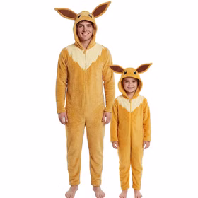 Erwachsener und Kind tragen gemeinsam gelb-ockerfarbene Pokémon Evoli Plüsch-Overalls mit heller Brustpartie und langen Ohren an der Kapuze.