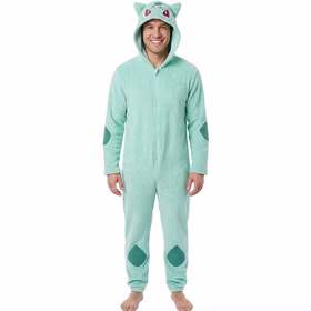 Mann trägt einen mintgrünen Pokémon Bisasam Plüsch-Overall mit Kapuze, roten Augen und dunkelgrünen Details.