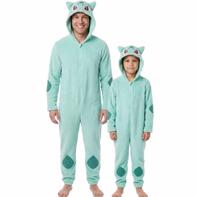 Erwachsener und Kind tragen gemeinsam mintgrüne Pokémon Bisasam Plüsch-Overalls mit Kapuze als Familienkostüm.