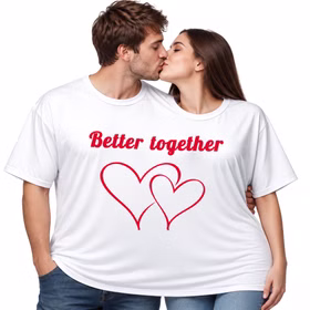 Doppel T Shirt Better together Paar Eine Frau und ein Mann küssen sich im weißen Doppel-T-Shirt „Better together“ mit zwei roten Herzen vor weißem Hintergrund. Hinweis: KI generiertes Bild