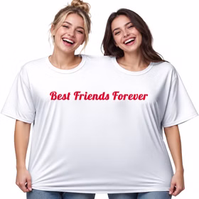 Zwei lachende Freundinnen tragen gemeinsam das weiße Doppel-T-Shirt „Best Friends Forever“ vor weißem Hintergrund. Hinweis: KI generiertes Bild