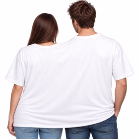Eine Frau und ein Mann tragen gemeinsam das weiße Doppel-T-Shirt für zwei Personen in der Rückansicht ohne Aufdruck. Hinweis: KI generiertes Bild